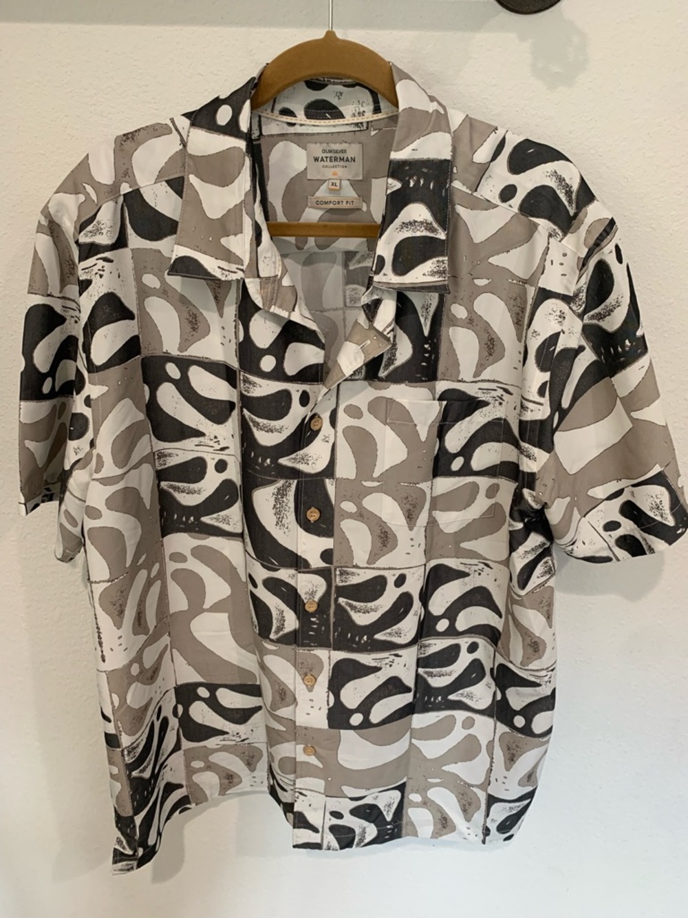 Quiksilver Waterman Men's Short Sleeve Button Down Shirt in Black, Gray, White